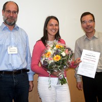 Dr. Claus Habfast, Sohn des Stiftungsgründers (rechts) und der ASI-Vorsitzender Dr. Matthias Gehre (links) gratulieren Dr. Stefanie Goldberg zum Isotopenpreis 2009