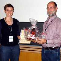 Matthias Gehre (rechts) gratuliert Iris Köhler (links) zum ASI-Vortragspreis 2011
