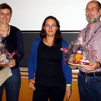Matthias Gehre (rechts) gratuliert Maren Dubbert zum ASI-Posterpreis und Iris Köhler (links) zum ASI-Vortragspreis