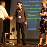 Dr. Nina Buchmann und Dr. Gerhard Strauch beglückwünschen Dr. Nikolaus Gussone zum Isotopenpreis 2008