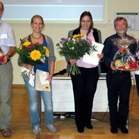 ASI-Preisträger Michaela Dippold (mitte) und Carola Blessing (2. v.l., für Bruno Gamarra) zusammen mit Jaleh Ghashghaye (rechts), die den Dank an die beiden Organisatoren Matthias Gehre (links) und Gerhard Strauch (2. v.r.) überbringt.