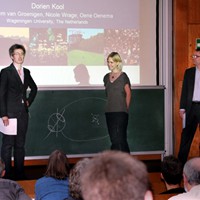 Während der Laudatio: Dr. Nicole Wrage, Dorien Kool, Dr. Ulrich Habfast