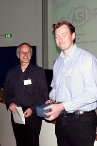 Rolf Siegwolf gratuliert Guido Wiesenberg zum ASI-Vortragspreis 2007